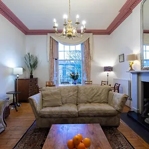 central-edinburgh-5-bedroom-flat.edinburghhotelsuk.org/